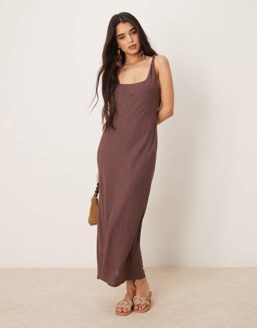 Vestido largo marrón chocolate de corte al bies con tirantes retorcidos de tejido efecto lino de ASOS DESIGN