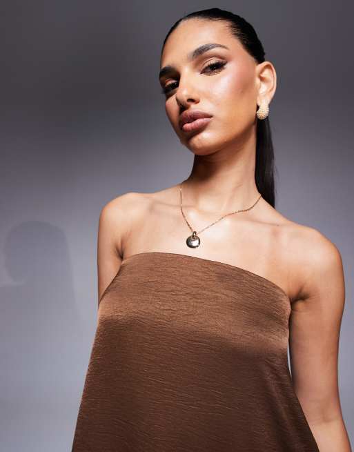 Vestido largo marrón chocolate de corte trapecio con escote palabra de honor de satén de ASOS DESIGN, 4 de 4
