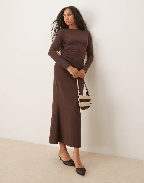 Vestido largo marrón chocolate de manga larga con cintura baja y fruncida de ASOS DESIGN - view 1