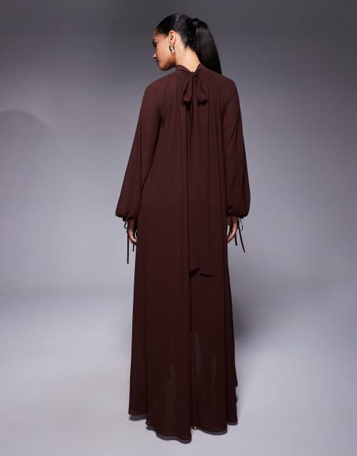 Vestido largo marrón chocolate de manga larga con cuello alto y volantes de TFNC, 2 de 4