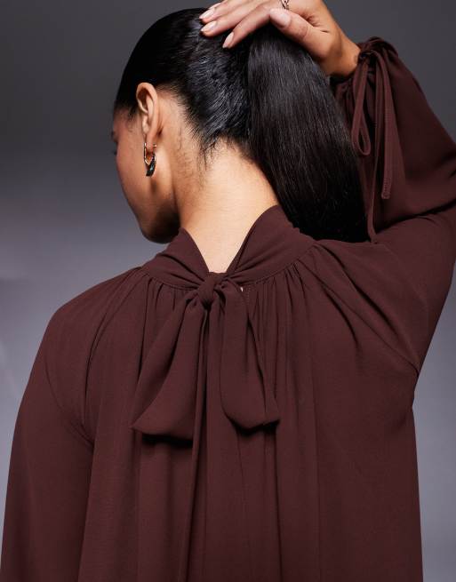Vestido largo marrón chocolate de manga larga con cuello alto y volantes de TFNC, 3 de 4