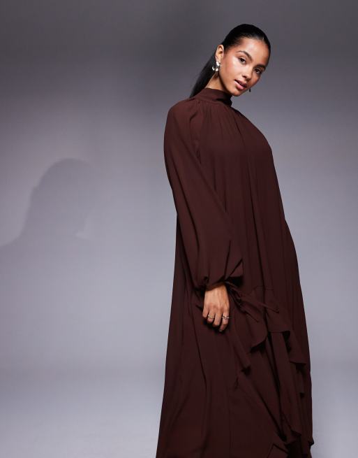 Vestido largo marrón chocolate de manga larga con cuello alto y volantes de TFNC, 4 de 4
