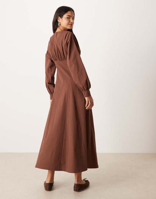 Vestido largo marrón chocolate de manga larga con cuello de pico de popelina de ASOS DESIGN, 3 de 4