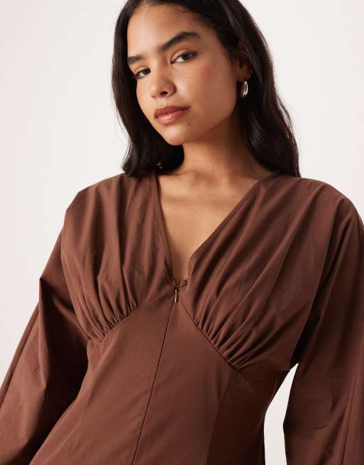 Vestido largo marrón chocolate de manga larga con cuello de pico de popelina de ASOS DESIGN, 4 de 4