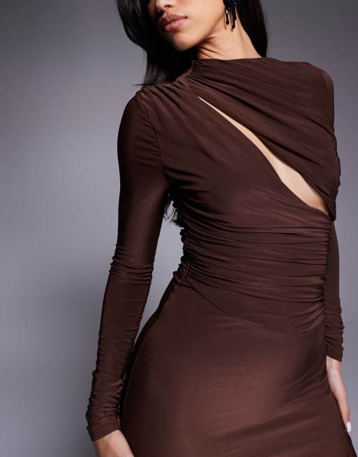 Vestido largo marrón chocolate de manga larga con cuello subido y abertura diagonal drapeada de ASOS DESIGN, 2 de 4