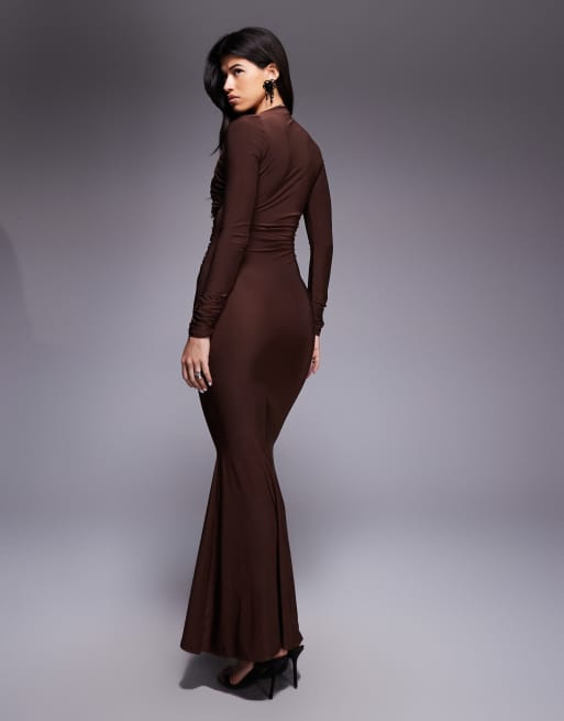 Vestido largo marrón chocolate de manga larga con cuello subido y abertura diagonal drapeada de ASOS DESIGN, 3 de 4