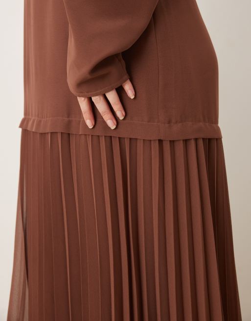 Vestido largo marrón chocolate de manga larga con falda plisada de ASOS DESIGN Curve, 2 de 4