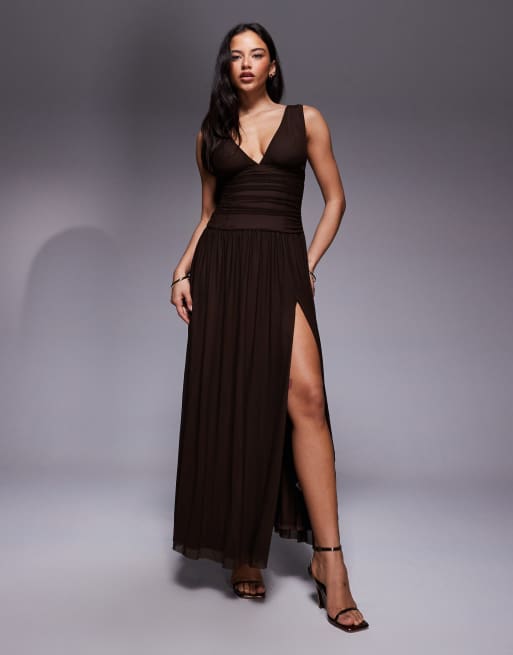 Vestido largo marrón chocolate escotado con cintura fruncida y abertura lateral de malla exclusivo de Rare London