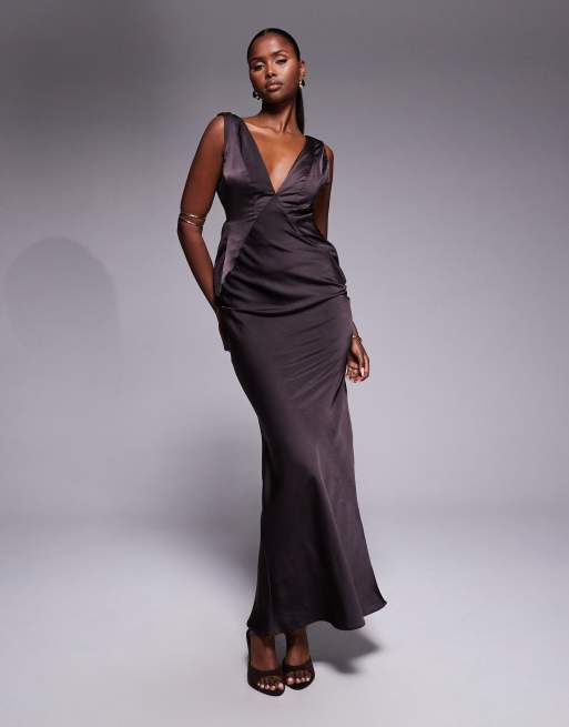 Vestido largo marrón chocolate escotado con espalda desbocada escotada y detalle anudado en los hombros de satén de ASOS DESIGN