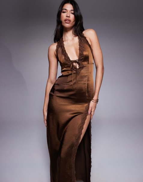 Vestido largo marrón chocolate escotado de satén con detalle de lazada y ribete de encaje exclusivo de The Frolic - view 1
