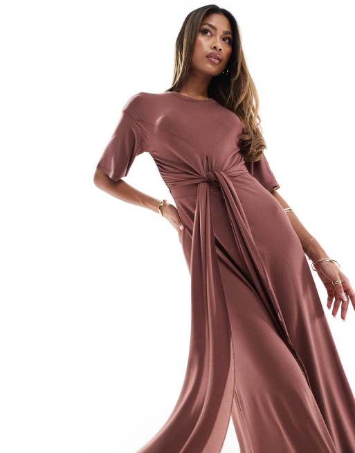 Vestido largo marrón chocolate estilo camiseta con detalle retorcido y anudado drapeado en la parte delantera de ASOS DESIGN