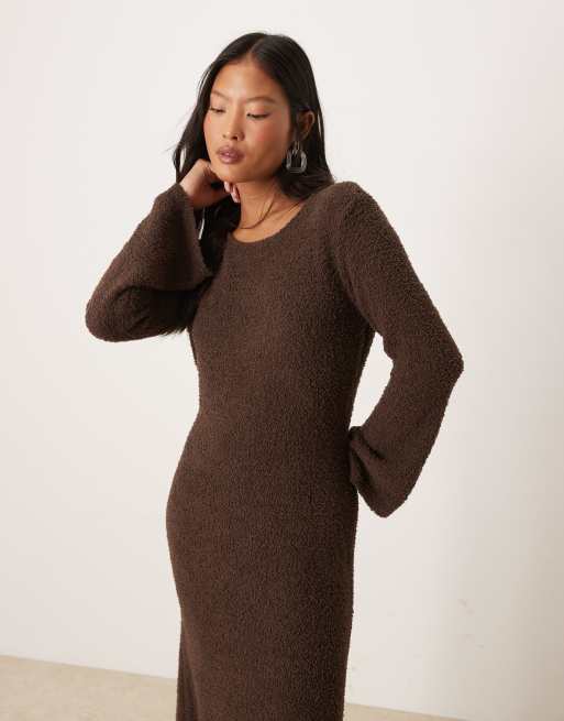 Vestido largo marrón chocolate estilo jersey de punto mullido muy suave de VILA Petite, 3 de 4