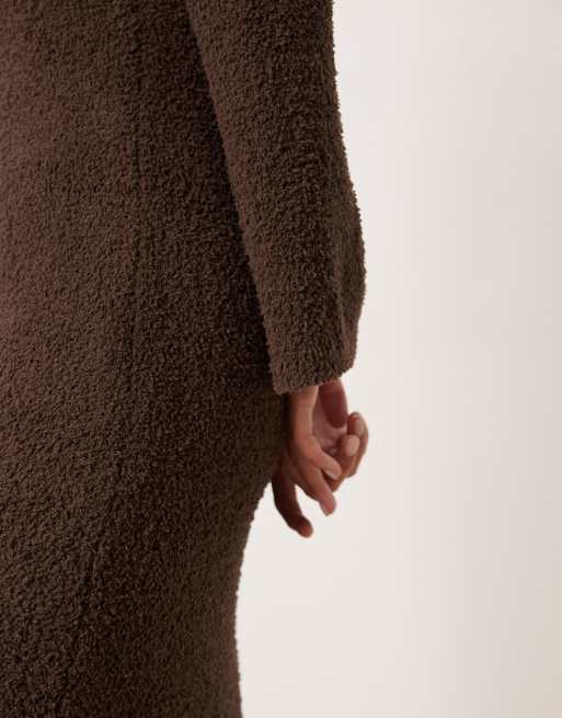 Vestido largo marrón chocolate estilo jersey de punto mullido muy suave de VILA Petite, 4 de 4