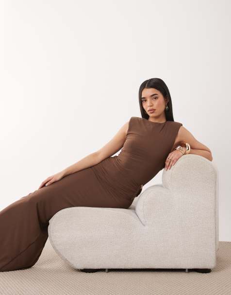 Vestido largo marrón chocolate moldeador sin mangas con detalle de herrajes dorados Bronte de Wanderdoll - view 1