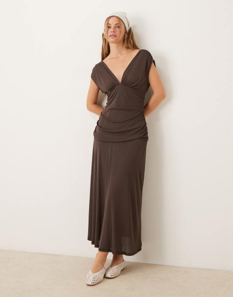 Vestido largo marrón chocolate sin mangas con cintura fruncida de pico pronunciada de malla texturizada de ASOS DESIGN - view 1