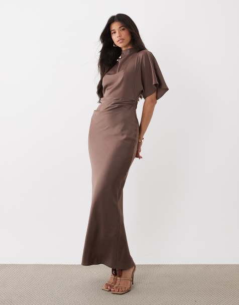 Vestido largo marrón claro con cuerpo estilo blusón, cuello alto y mangas fluidas de satén de ASOS DESIGN - view 1