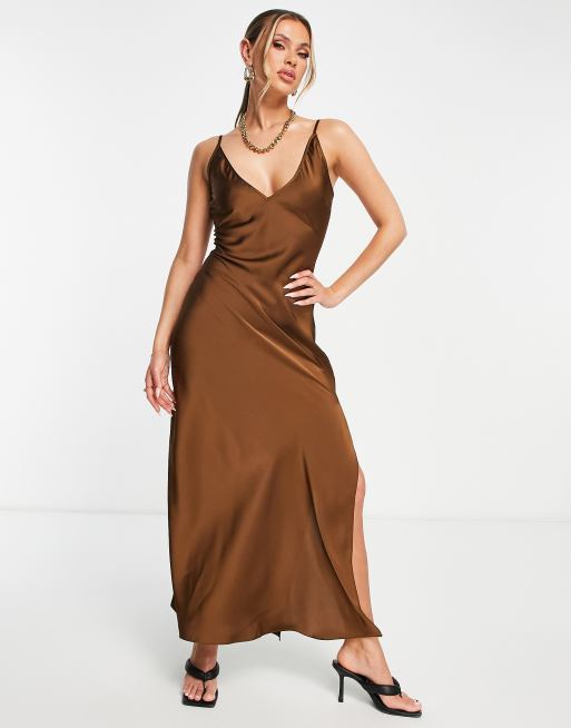 Vestido largo marrón con abertura hasta el muslo y escote pronunciado de satén de Aria Cove