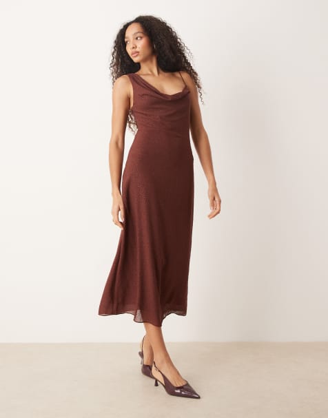 Vestido largo marrón con cuello desbocado asimétrico y diseño termosellado de Mango - view 1