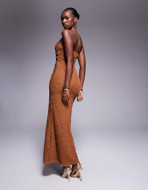 Vestido largo marrón con escote palabra de honor y volante de