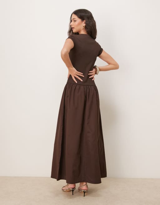 Vestido largo marrón con falda de tela y textura variada de ASOS DESIGN, 3 de 4