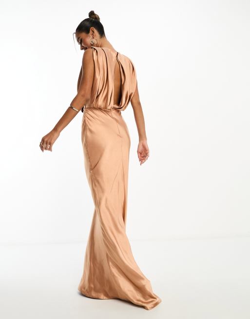 Vestido largo marrón con hombros drapeados de satén texturizado de ASOS DESIGN, 4 de 4