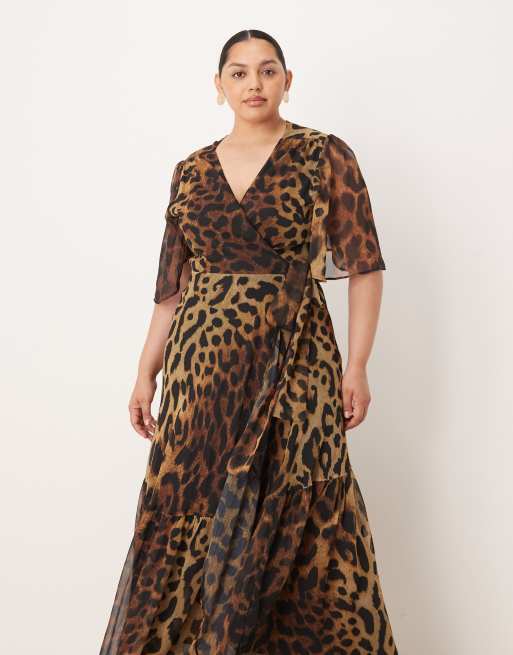 Vestido largo marrón cruzado en la parte delantera con estampado de leopardo de Hope & Ivy Plus, 2 de 4