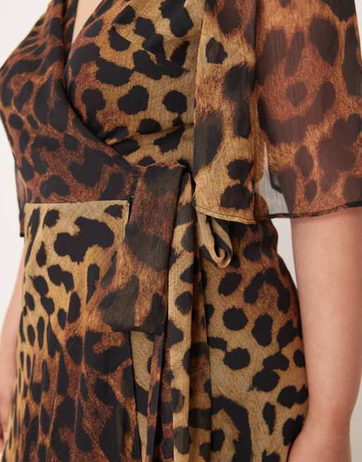 Vestido largo marrón cruzado en la parte delantera con estampado de leopardo de Hope & Ivy Plus, 3 de 4