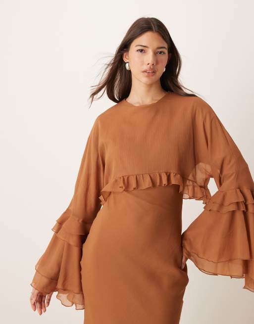 Vestido largo marrón de corte al bies con diseño de capas, mangas murciélago y volantes de ASOS DESIGN, 2 de 4