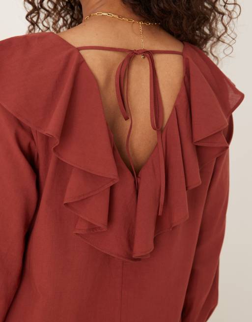 Vestido largo marrón de manga larga con cuello de pico y volantes de ASOS DESIGN, 2 de 4