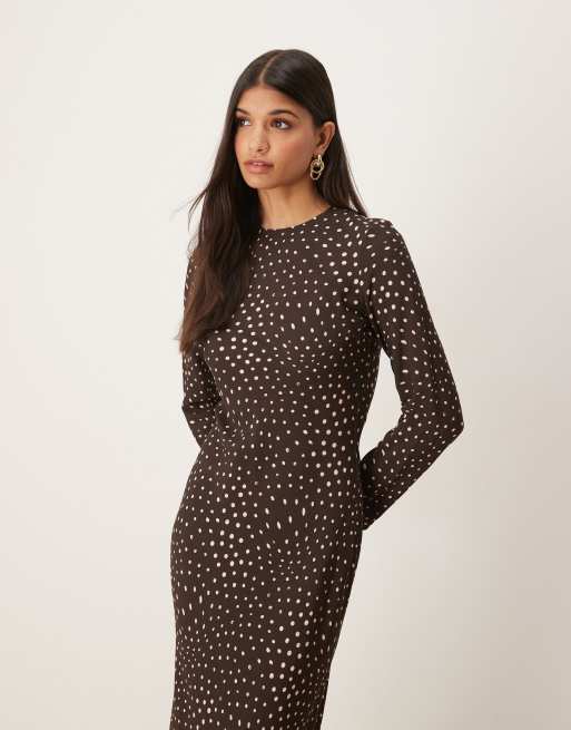 Vestido largo marrón de manga larga con estampado de lunares y cuello redondo de ASOS DESIGN, 4 de 4