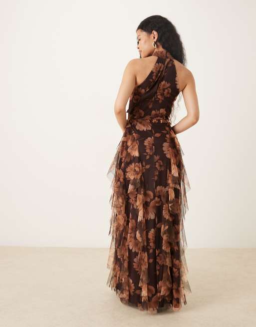 Vestido largo marrón estampado con cuello halter y volantes de Lace & Beads Petite, 2 de 4