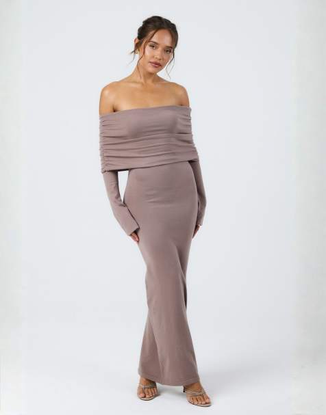 Vestido largo marrón moca con escote Bardot fruncido de punto de Aria Cove - view 1