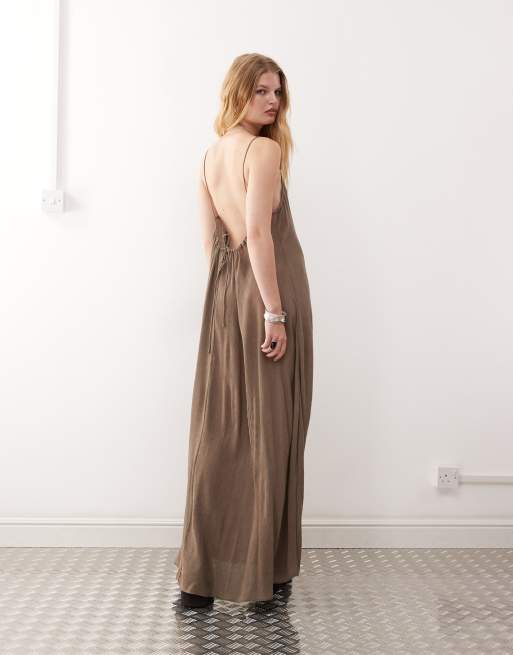 Vestido largo marrón oscuro de tirantes con vuelo de crepé de Weekday, 4 de 4