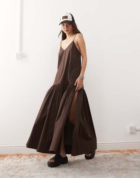 Vestido largo marrón oscuro escalonado vaporoso con detalle de espalda escotada con lazada de Monki - view 1