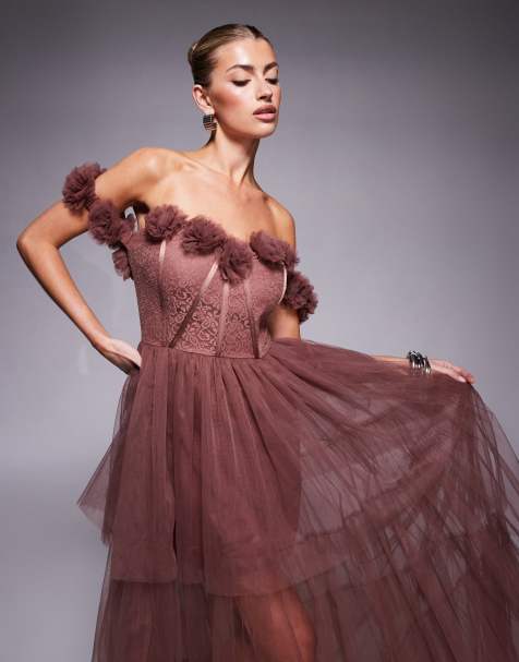 Vestido largo marrón rosado con cuerpo estilo corsé y detalle floral de Lace & Beads  - view 1