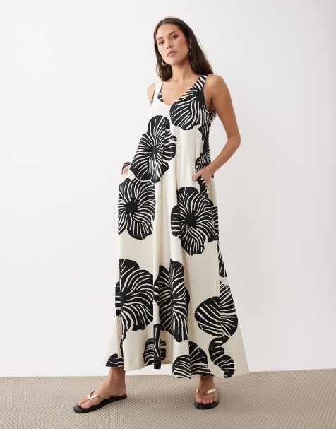 Vestido largo monocromático de tirantes de corte trapecio con estampado de hojas y cuello de pico de ASOS DESIGN - view 1