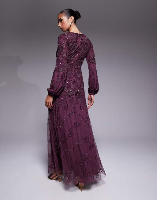 Vestido largo morado ciruela con mangas globo y capa superior de malla adornada con cuentas de Beauut, 3 de 4
