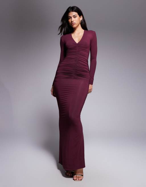 Vestido largo morado ciruela escotado, ceñido y moldeador efecto segunda piel con diseño fruncido y hombreras Drew de Wanderdoll