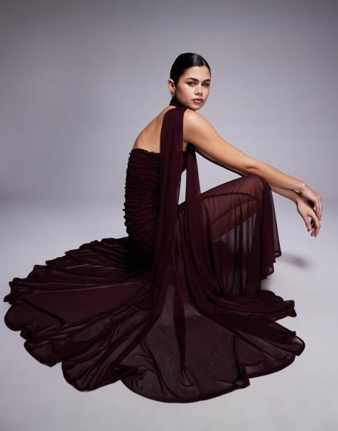 Vestido largo morado oscuro con escote palabra de honor, detalle de fular y falda transparente de corte amplio de TFNC - view 1