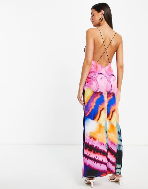 Vestido largo multicolor al bies con cuello desbocado, espalda cruzada y diseño estampado de satén de ASOS DESIGN, 2 de 4