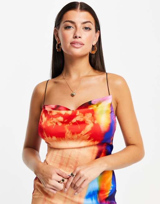Vestido largo multicolor al bies con cuello desbocado, espalda cruzada y diseño estampado de satén de ASOS DESIGN, 3 de 4
