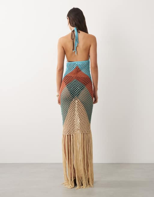 Vestido largo multicolor con cuello halter y bajo de flecos de croché premium exclusivo de Kaiia, 4 de 4