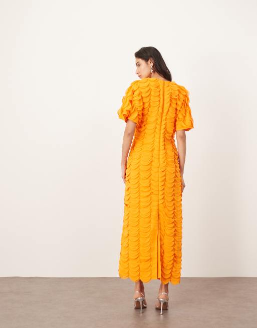 Vestido largo naranja con mangas fluidas y diseño cortado a láser de ARRANGE, 4 de 4