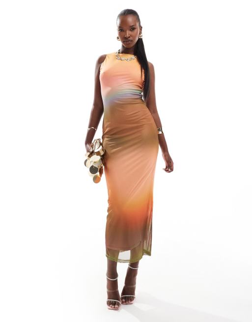 Vestido largo naranja con patrón degradado y espalda de nadadora de malla de Rare London