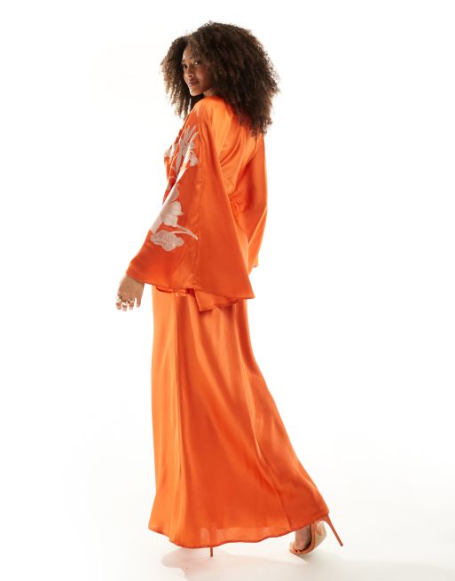 Vestido largo naranja de corte al bies con mangas extragrandes y bordados de satén de ASOS DESIGN, 3 de 4
