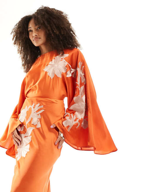 Vestido largo naranja de corte al bies con mangas extragrandes y bordados de satén de ASOS DESIGN, 4 de 4