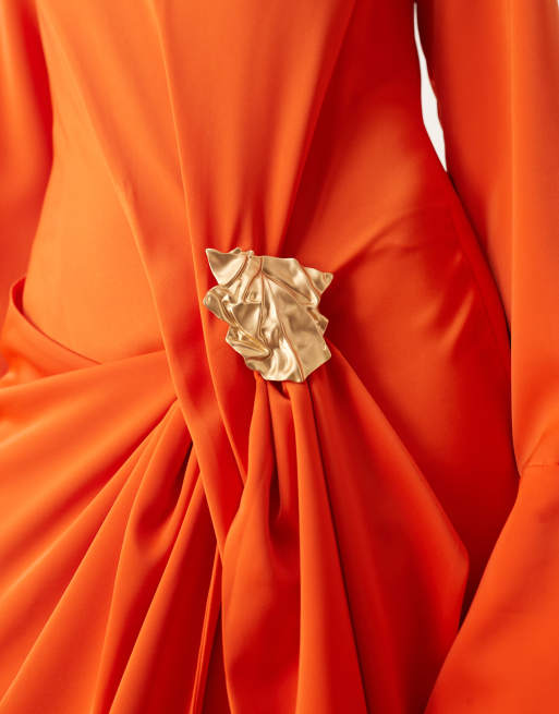 Vestido largo naranja de manga larga con diseño drapeado y herraje de metal efecto fundido de ARRANGE, 2 de 4
