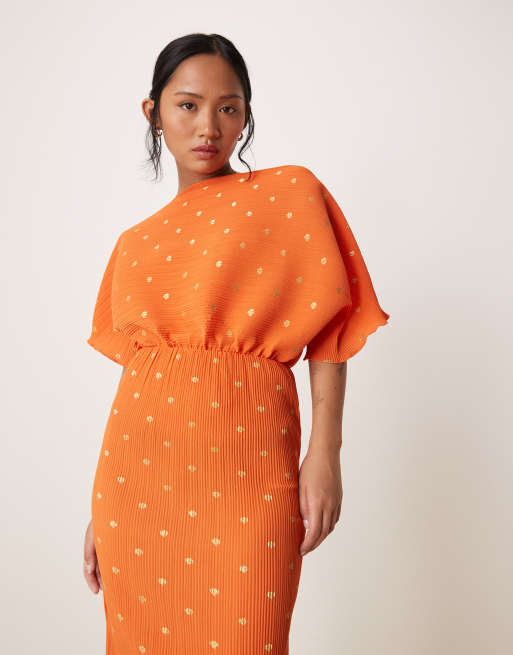 Vestido largo naranja metalizado plisado Tilly de Never Fully Dressed Petite, 2 de 4