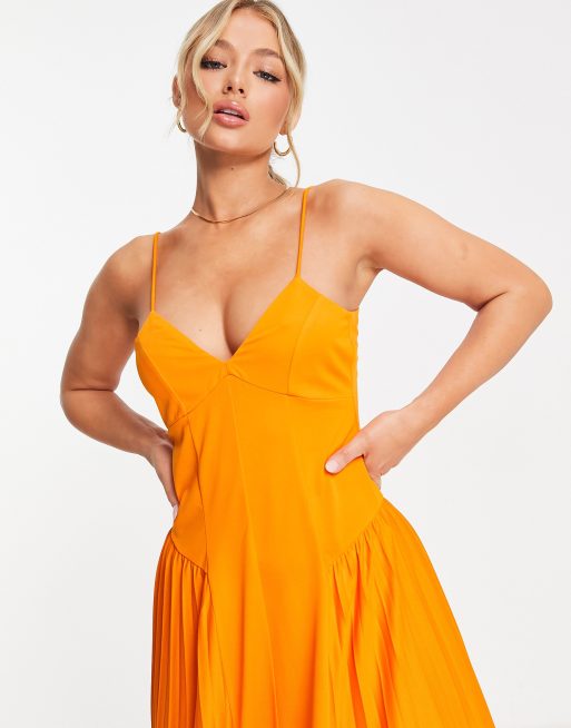 Vestido largo naranja plisado de tirantes con panel lateral de ASOS DESIGN - CORAL, 4 de 4