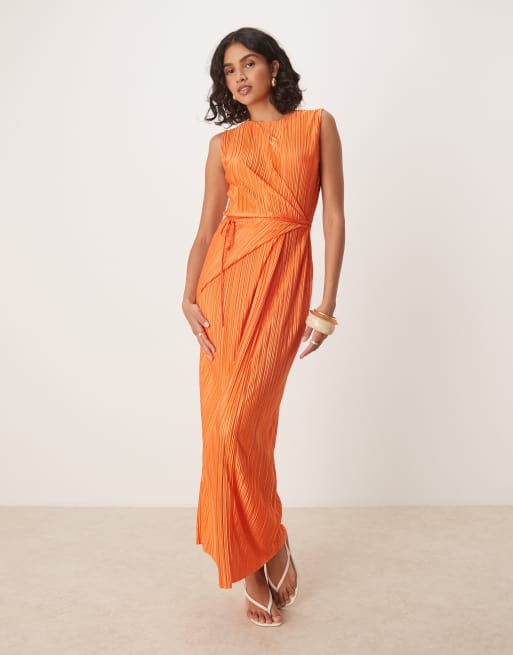 Vestido largo naranja plisado sin mangas con lazada delantera envolvente de ASOS DESIGN, 2 de 4